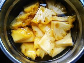 放入盐水中浸泡半小时