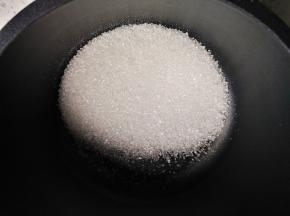 将60克白糖放不粘锅里