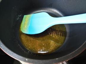 小火熬煮至呈焦糖色