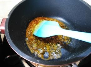 加入热水搅拌均匀