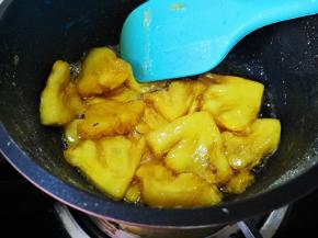 翻炒至浓稠，由于菠萝加热会出水，这个过程有点长，要有耐心