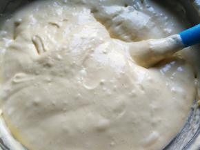 用刮刀翻拌均匀