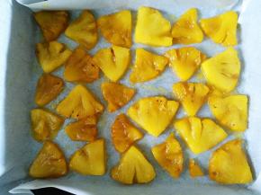 将菠萝摆在铺好油纸的烤盘上备用