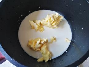 将72克牛奶和48克黄油混合