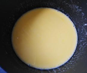 开小火加热至黄油融化