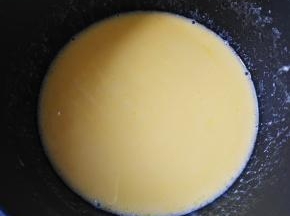 开小火加热至黄油融化