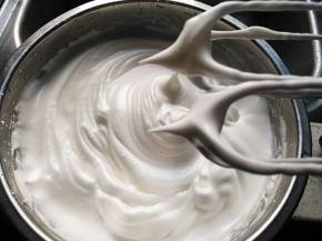 将蛋清分三次加入120克白糖，打发至干性发泡