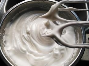 将蛋清分三次加入120克白糖，打发至干性发泡