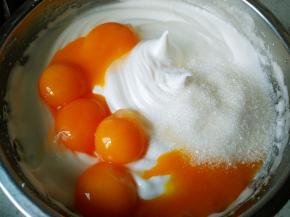 加入蛋黄、40克白糖和20克水饴