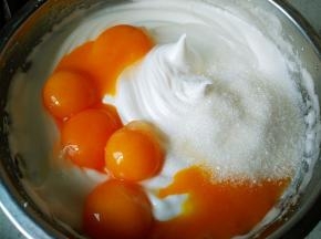 加入蛋黄、40克白糖和20克水饴