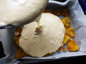 将蛋糕糊倒入烤盘