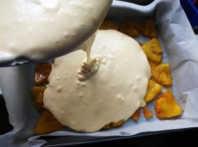 将蛋糕糊倒入烤盘