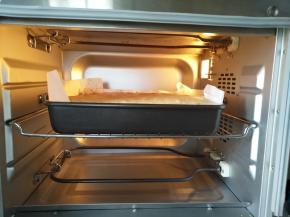 放入预热好的烤箱中层上下火150度40分钟