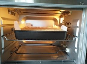 放入预热好的烤箱中层上下火150度40分钟