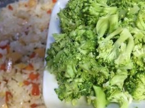 再放入西兰花一起翻炒