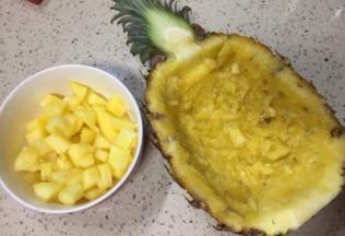 取出所有凤梨肉只需取一半放入盐水里浸泡沥干待用