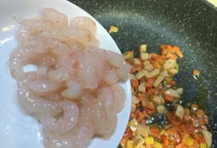 放入虾仁炒均匀