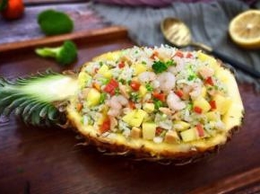 营养丰富，开胃消食，即有凤梨的清香，又有虾仁的鲜美，还有红萝卜和西兰花的颜值，赶快趁热吃吧