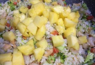 西兰花七成熟时放入凤梨丁一起炒，若盐味不够可以适量加些调味盐后关火起锅