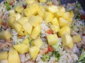 西兰花七成熟时放入凤梨丁一起炒，若盐味不够可以适量加些调味盐后关火起锅