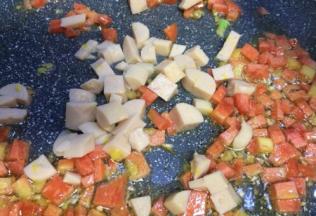 放入玉米肠丁炒匀