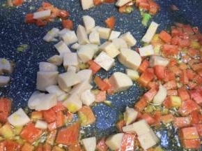 放入玉米肠丁炒匀