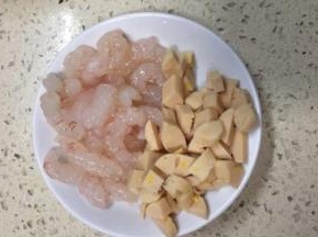 虾仁去虾线，玉米肠切丁