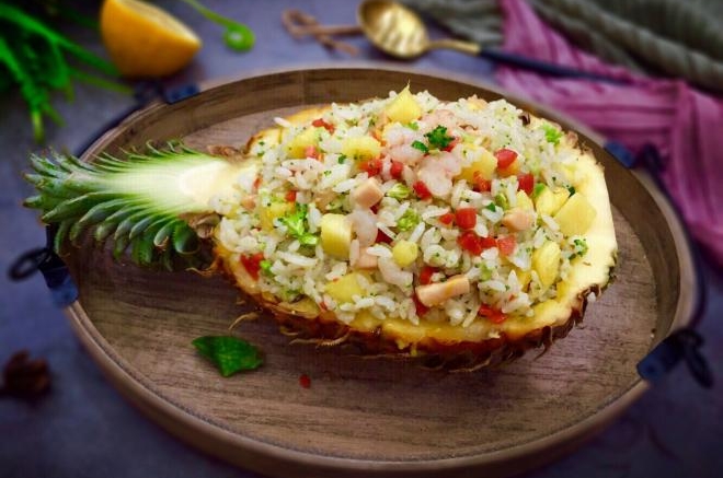 #春食春天的颜色#凤梨虾仁五彩饭