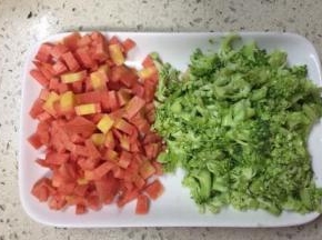 红萝卜取半只切丁西兰花切丁