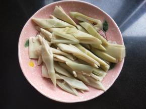 笋尖改刀切小块。