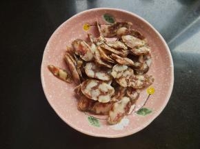 腊肠切片。