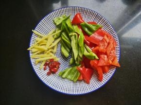 青椒，红椒切块，干辣椒切碎，生姜切丝。