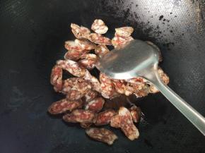 腊肠凉油下锅，小火慢炒。