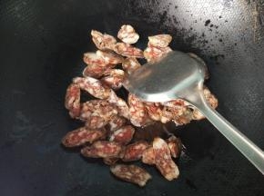 腊肠凉油下锅，小火慢炒。