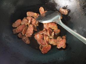 将腊肠炒出油，盛出。