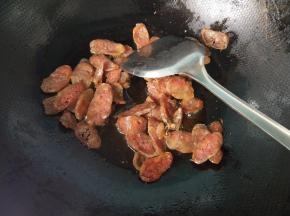 将腊肠炒出油，盛出。