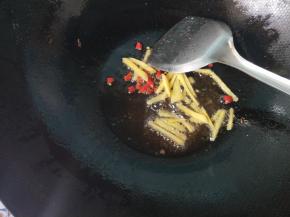 锅内留底油，放干辣椒，生姜爆香。