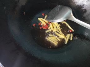 锅内留底油，放干辣椒，生姜爆香。