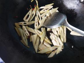 放入笋尖翻炒。