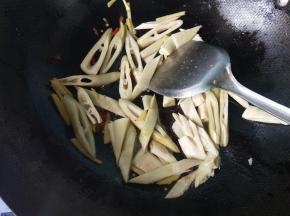 放入笋尖翻炒。