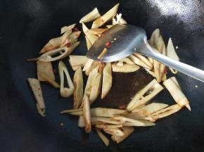 放几滴酱油，翻炒。