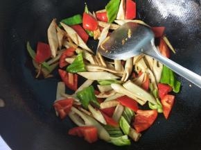 放青椒，红椒，放盐翻炒。
