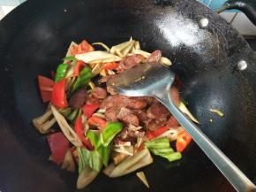 放入腊肠翻炒。