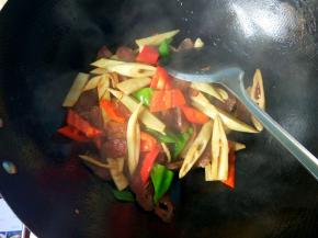 青红椒炒断生，放鸡精，出锅。