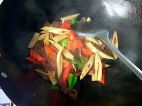 青红椒炒断生，放鸡精，出锅。