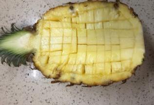 凤梨皮冲洗后取果肉切丁