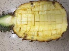 凤梨皮冲洗后取果肉切丁