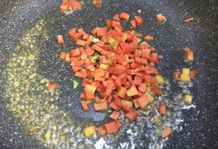 再放入红萝卜丁炒至五层熟