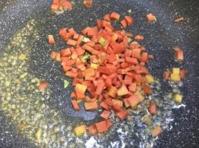 再放入红萝卜丁炒至五层熟