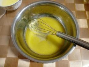 蛋清分两次加入，搅打均匀